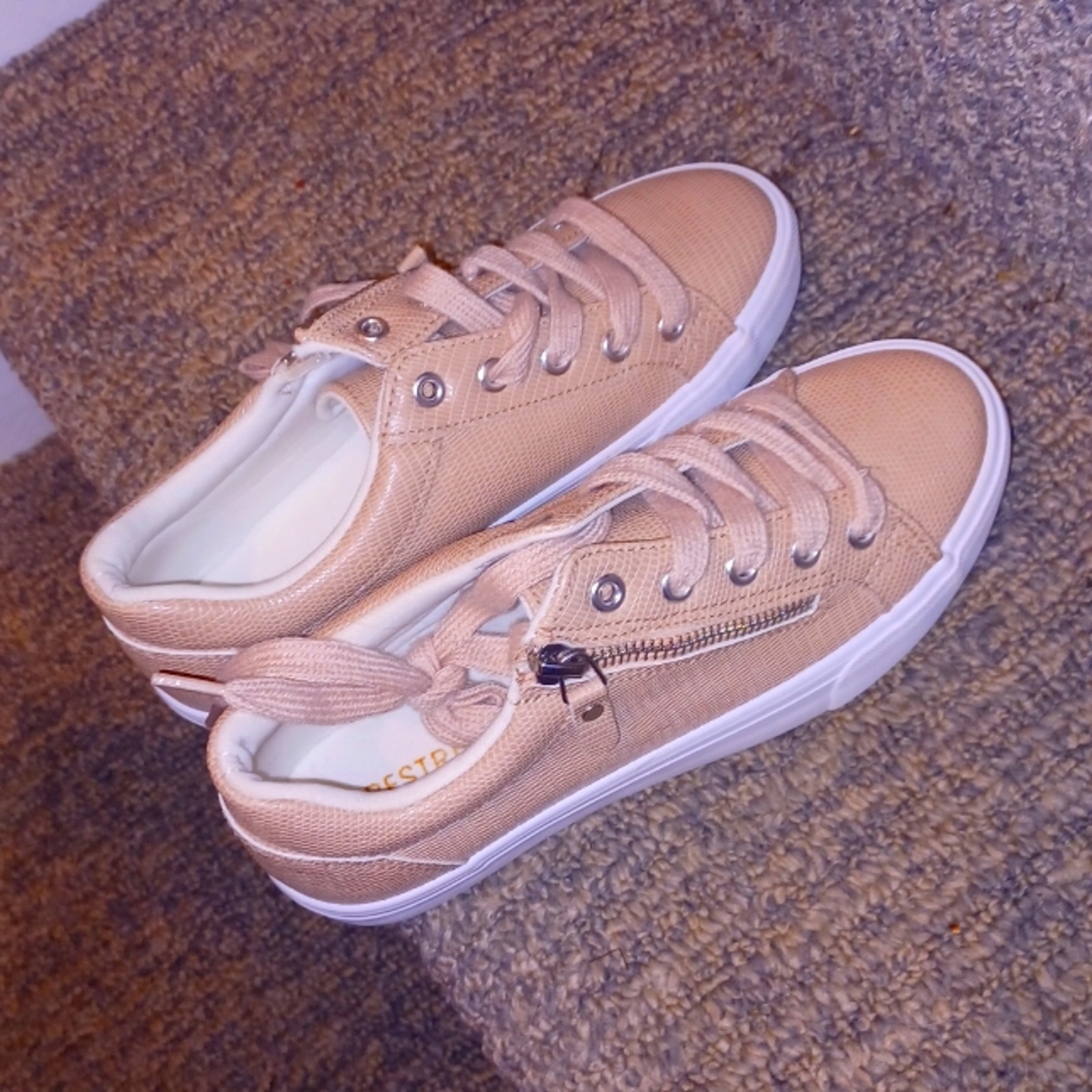 Cute sneakers  👌